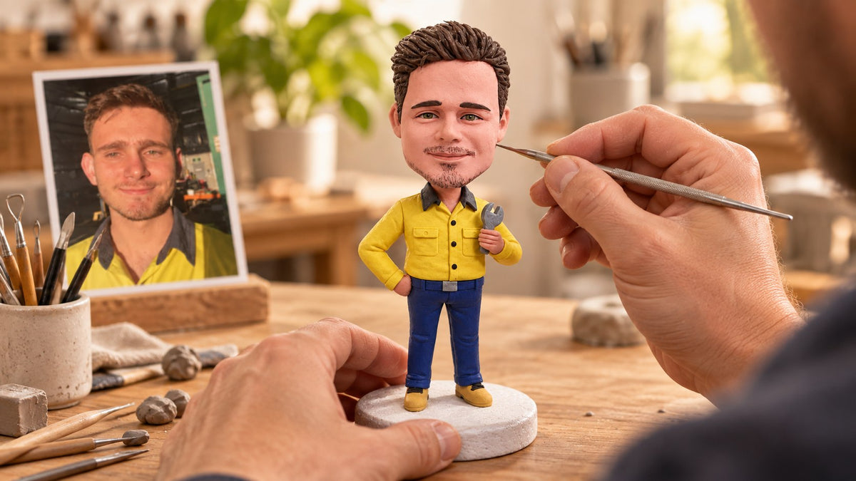 一点もののクレイポートレートフィギュアを仕上げる職人の手元