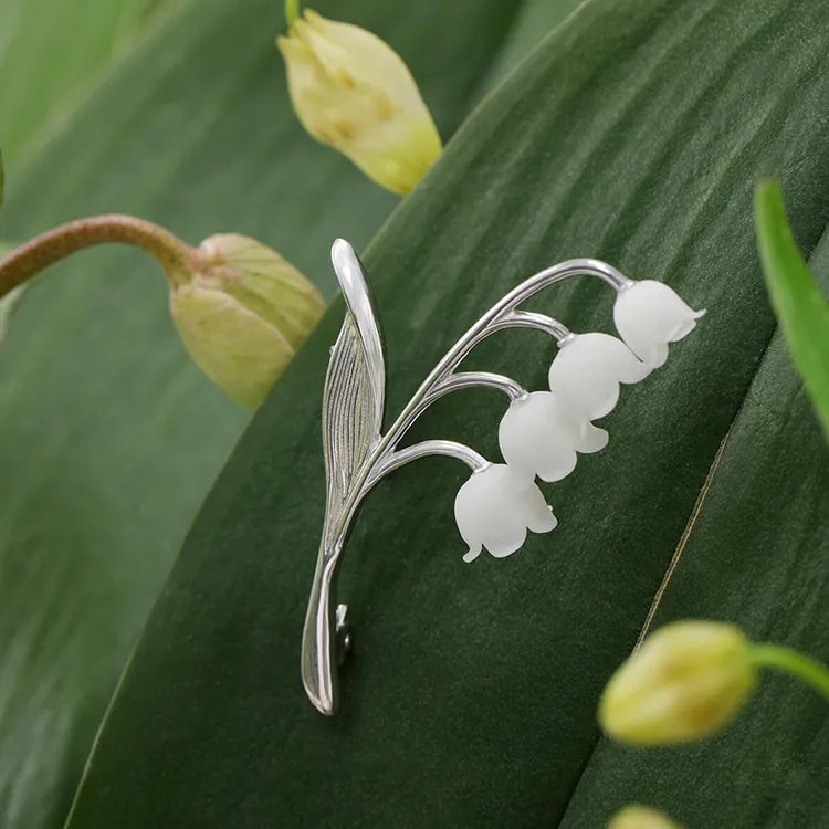 Handgefertigte Maiglöckchen Brosche mit Perlen – Erhältlich in Gold & Silber