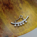Bewegliche Schaukelpferd Brosche mit Opal oder Perle – Verspielter Statement Schmuck