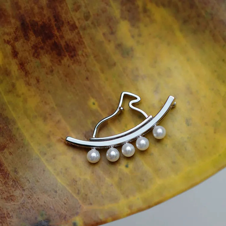 Bewegliche Schaukelpferd Brosche mit Opal oder Perle – Verspielter Statement Schmuck