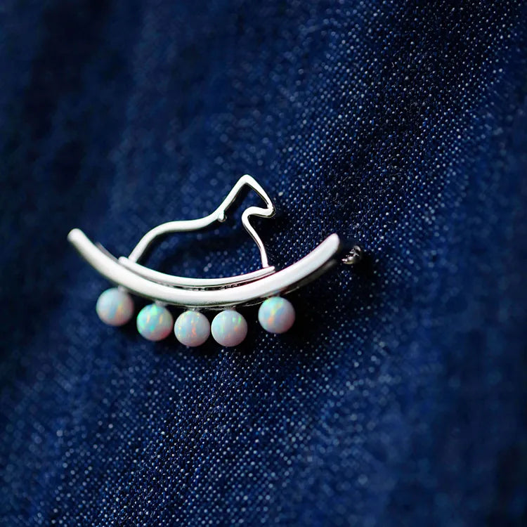 Bewegliche Schaukelpferd Brosche mit Opal oder Perle – Verspielter Statement Schmuck