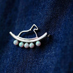 Bewegliche Schaukelpferd Brosche mit Opal oder Perle – Verspielter Statement Schmuck
