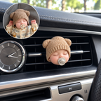 Personalisierter 3D-Reliefmagnet im Auto – Beispiel mit Babyporträt am Lüftungsgitter