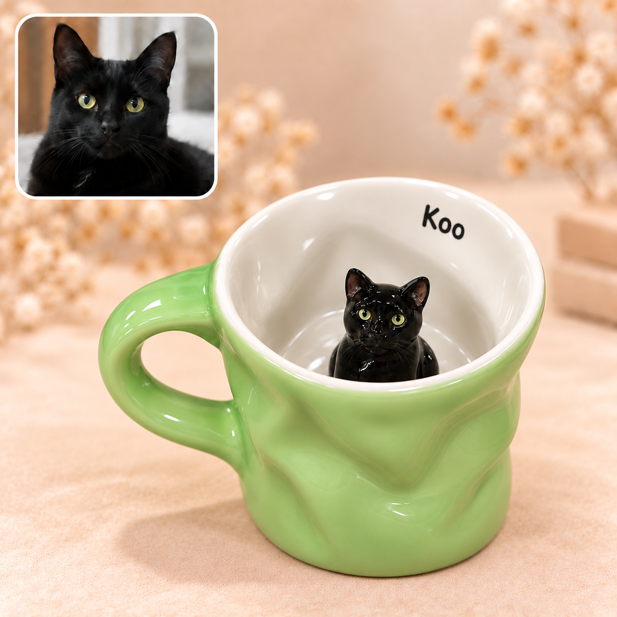 小さな猫をあしらったコーラルレッドの不規則な形の陶器マグ