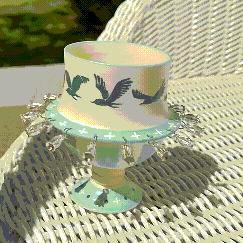 Handbemalter Keramik-Drehkelch mit Glöckchen – Becher mit Vogel- und Tiermotiv