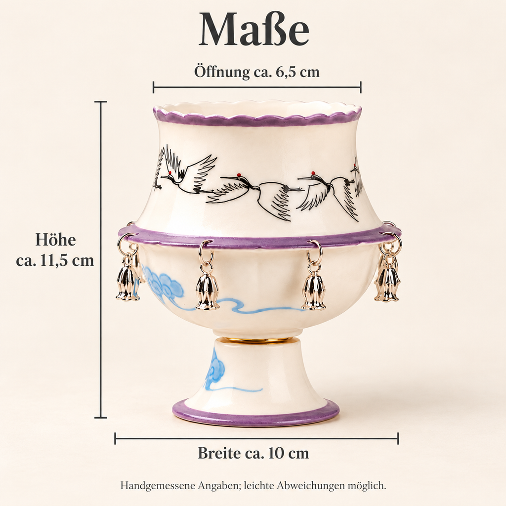 Maße des Keramik-Drehkelchs: Höhe ca. 11,5 cm, Breite ca. 10 cm, Öffnung ca. 6,5 cm.
